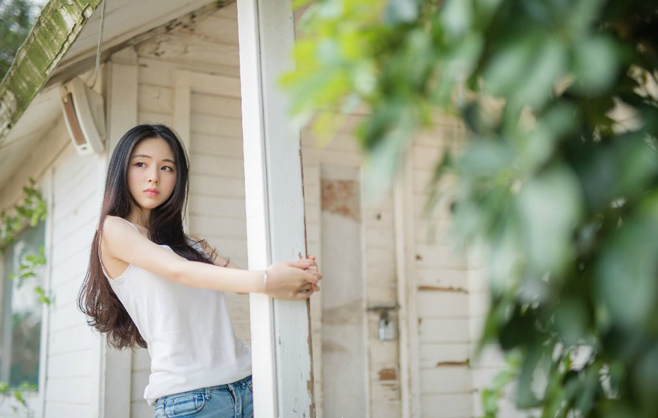 对于小野的教育，韩寒说唯一的要求是善良和想象力。韩寒不希望女儿为产品代言，他说他不希望女儿配合这个世界，但希望她认识和了解这个世界！——韩寒